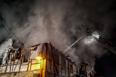 Vaihingen/Enz-Ensingen: Offener Dachstuhlbrand im alten Ortskern - Feuerwehr im Grosseinsatz 